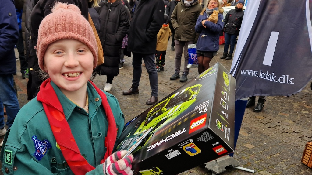 En stolt og dygtig vinder af aldersklassen op til 8 år i LEGO byggekonkurrencen for de yngste børn.
(Foto: rallypics.dk – Viggo Johansen)